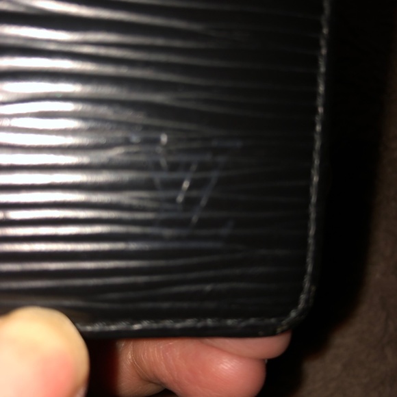 LOUIS VUITTON BLACK EPI BIFOLD WALLET - Picture 2 of 11